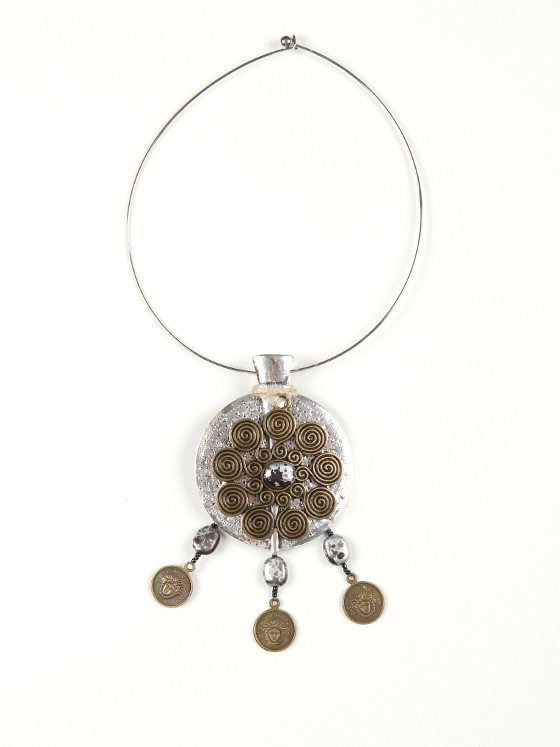 collar-medallon-monedas-negra